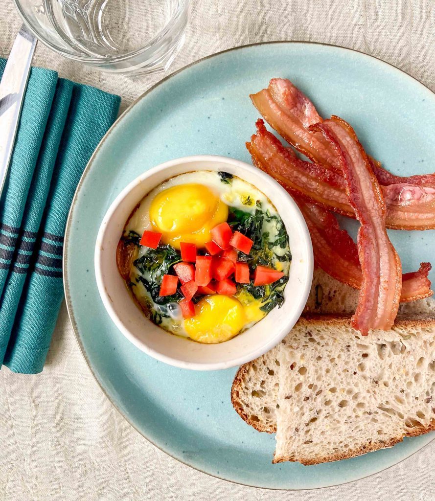 Baked eggs with tomato & kale